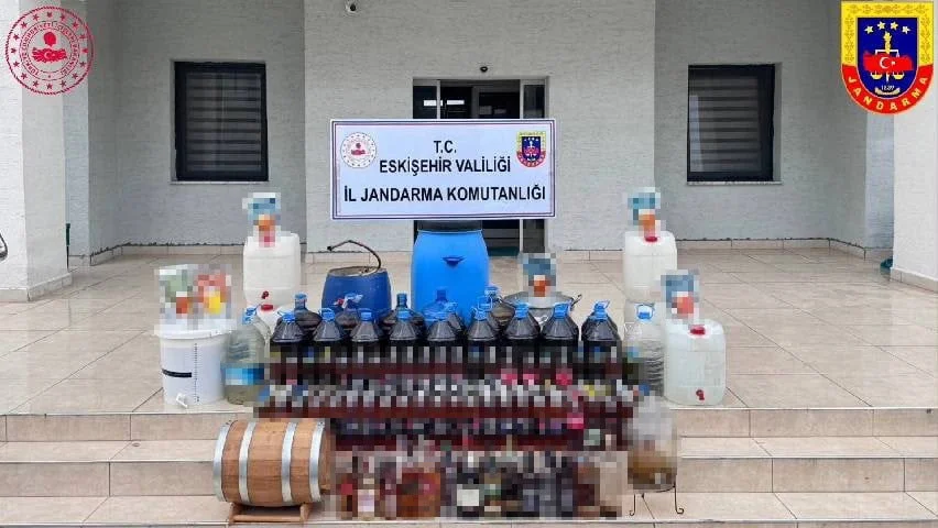 ESKİŞEHİR'DE JANDARMA EKİPLERİNCE BİR EVE DÜZENLENEN OPERASYONDA YÜZLERCE LİTRE KAÇAK ALKOL İLE...