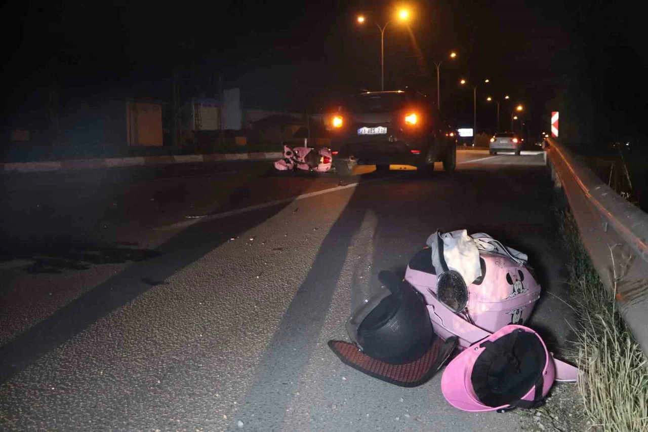 KARAMAN’DA CİP İLE MOTOSİKLETİN KAVŞAKTA ÇARPIŞMASI SONUCU MEYDANA GELEN TRAFİK KAZASINDA...
