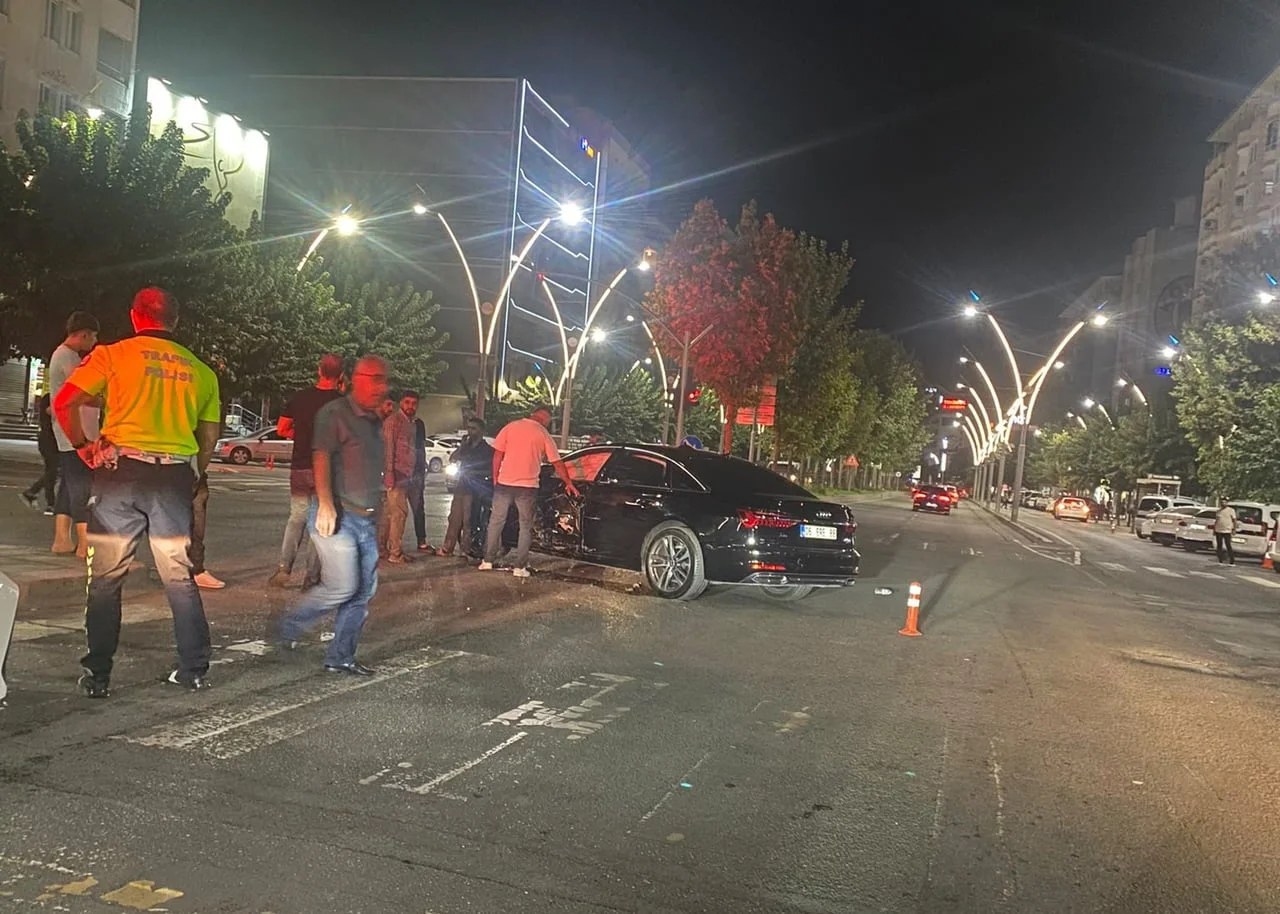 BATMAN KENT MERKEZİNDE İKİ OTOMOBİLİN ÇARPIŞMASI SONUCU MEYDANA GELEN TRAFİK KAZASINDA 2 KİŞİ...