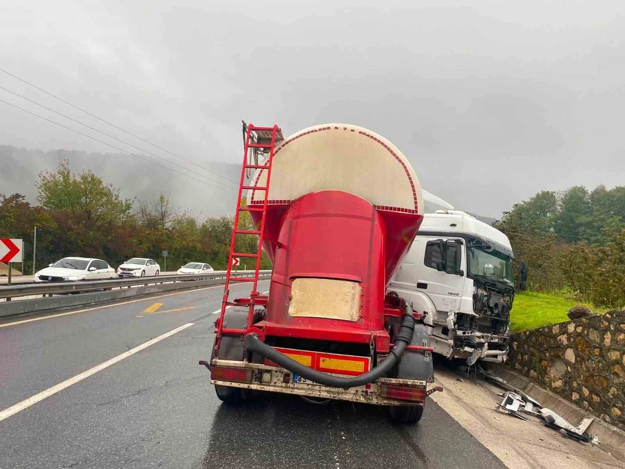 DÜZCE AKÇAKOCA D655 KARAYOLUNDA KAYGANLAŞAN YOLDA TIR MAKASLADI, TIR SÜRÜCÜSÜ YARALANDI.
