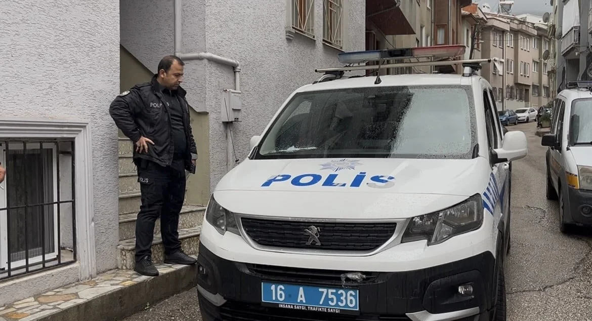 BURSA’DA CEZAEVİNDEN İZİNLİ ÇIKAN 3 ARKADAŞIN KALDIĞI EVDE BİR KİŞİ ÖLÜ BULUNDU. OLAYLA İLGİLİ...