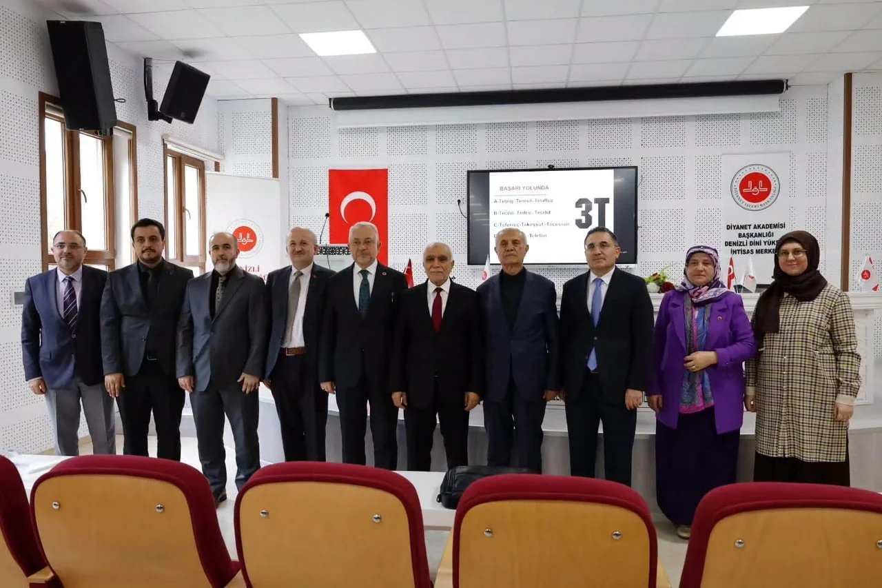 DENİZLİ’DE “İDEAL DİN GÖREVLİSİ NASIL OLMALI?” KONFERANSI DÜZENLENDİ