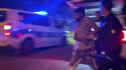 Direksiyona alkollü geçti, 2 araca çarpıp yaya olarak kaçtı