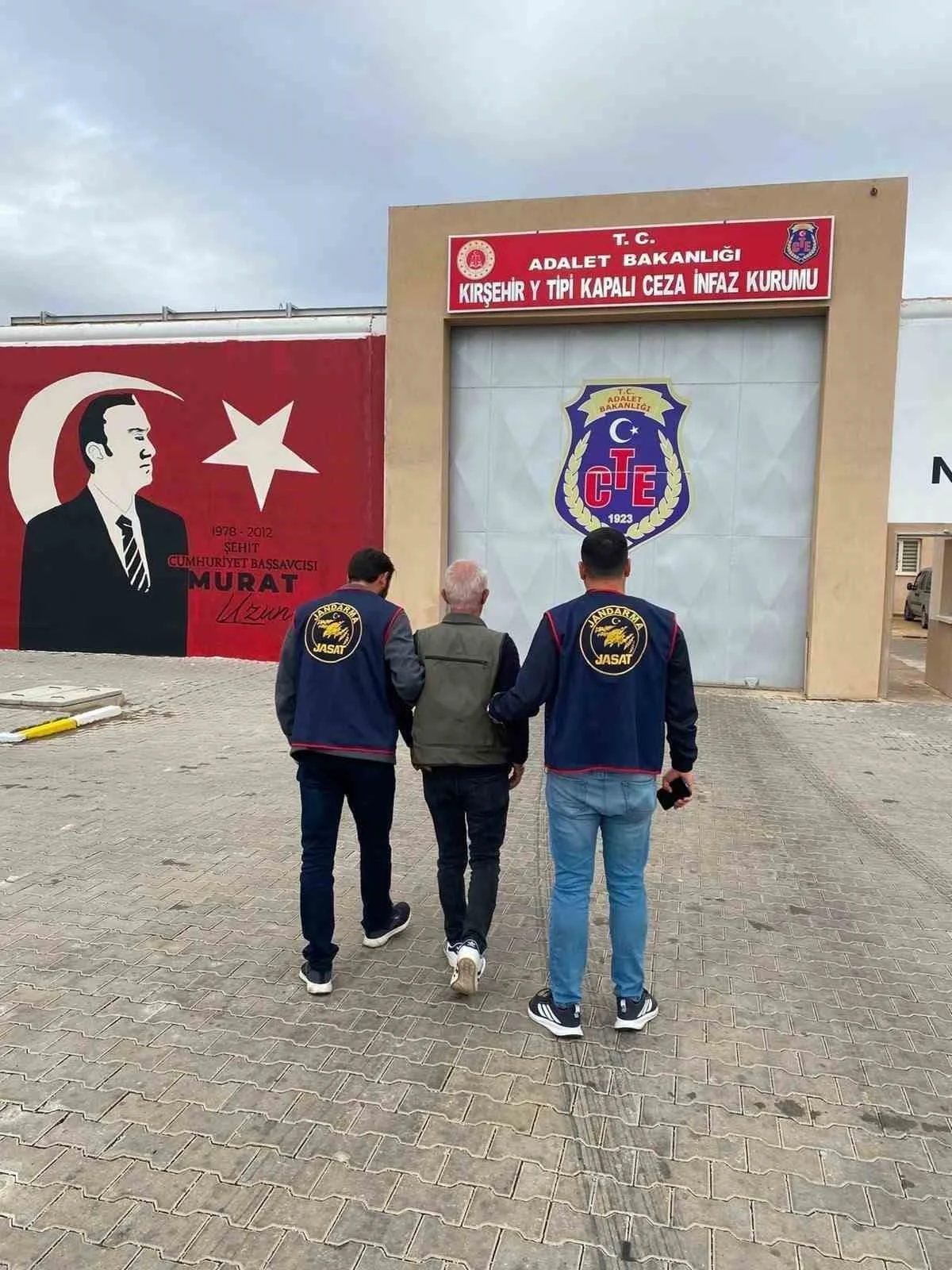 KIRŞEHİR’DE, HAKKINDA KESİNLEŞMİŞ HAPİS CEZASI BULUNAN ŞAHIS, JANDARMA SUÇ ARAŞTIRMA TİMİ (JASAT)...