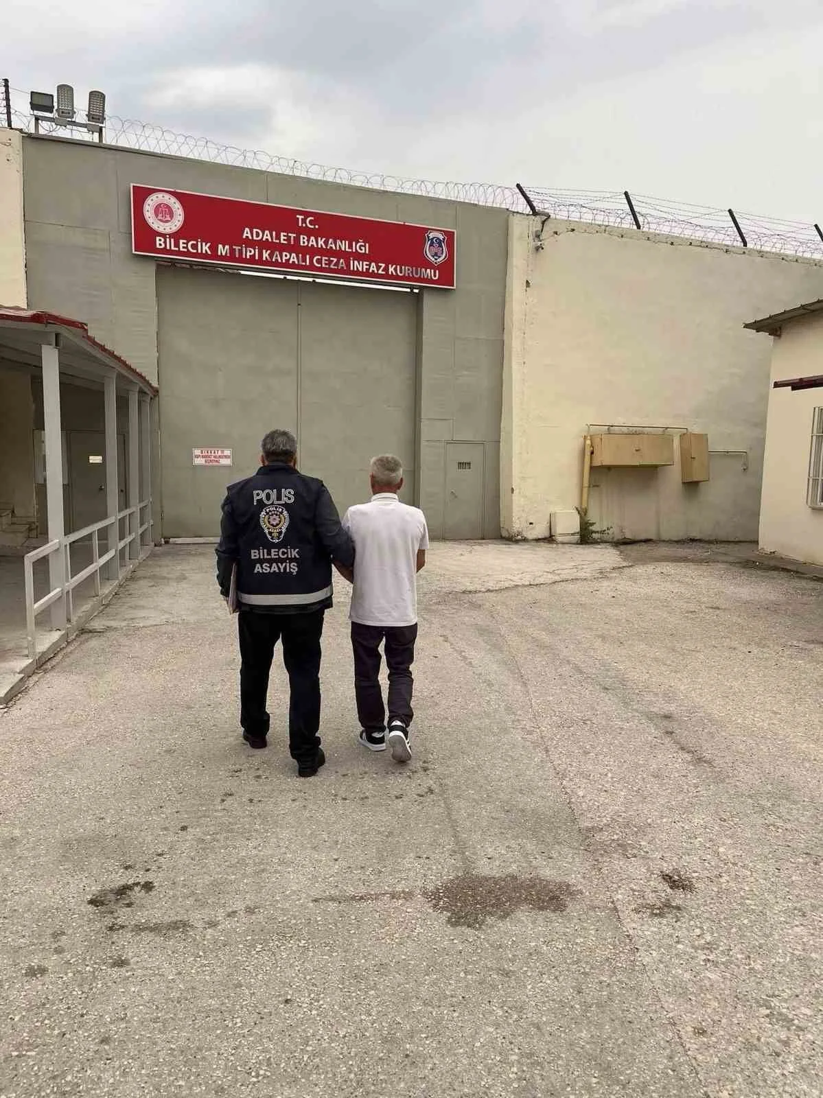 BİLECİK’TE 19 YIL 6 AY HAPİS CEZASI BULUNAN ŞAHIS KÖMÜRLÜKTE YAKALANDI