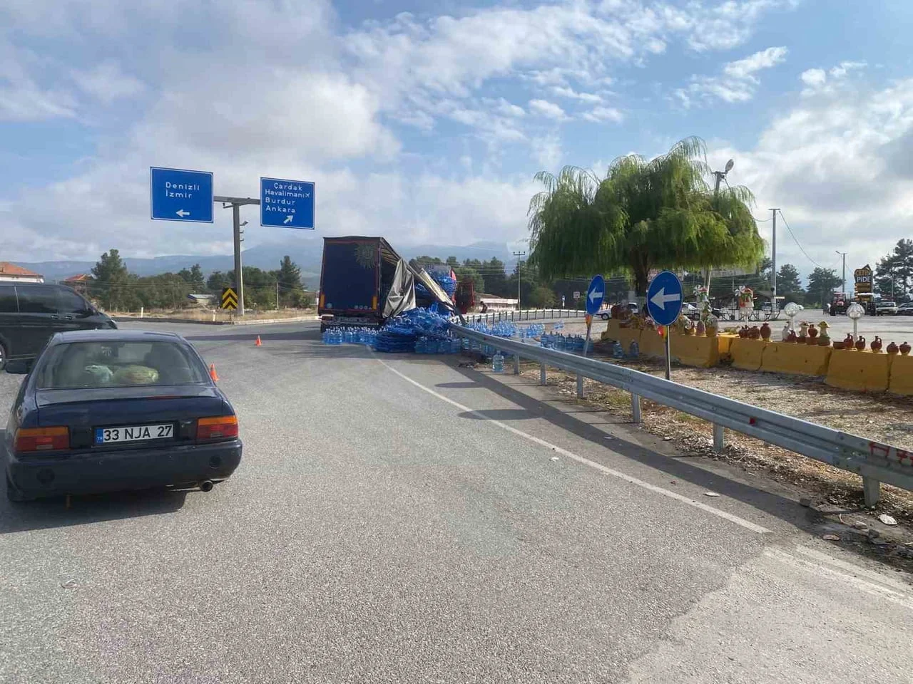 DENİZLİ’NİN BOZKURT İLÇESİ GİRİŞİNDEKİ KAVŞAKTA VİRAJI ALAMAYAN SU YÜKLÜ TIR YAN YATTI. DORSENİN...