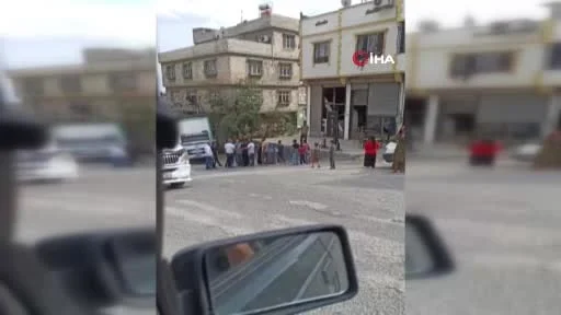 Gaziantep'te freni boşalan kamyon, elektrik direği ve eve çarparak durabildi