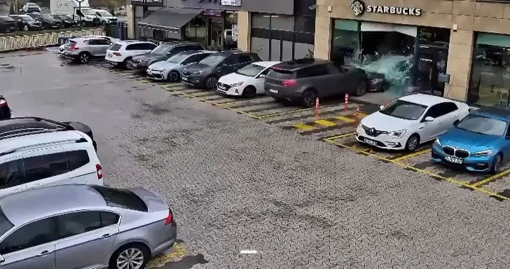 ÇEKMEKÖY İLÇESİNDE ALIŞVERİŞ MERKEZİ OTOPARKINDA KONTROLDEN ÇIKAN BİR CİP, ÇARPTIĞI OTOMOBİLLE...