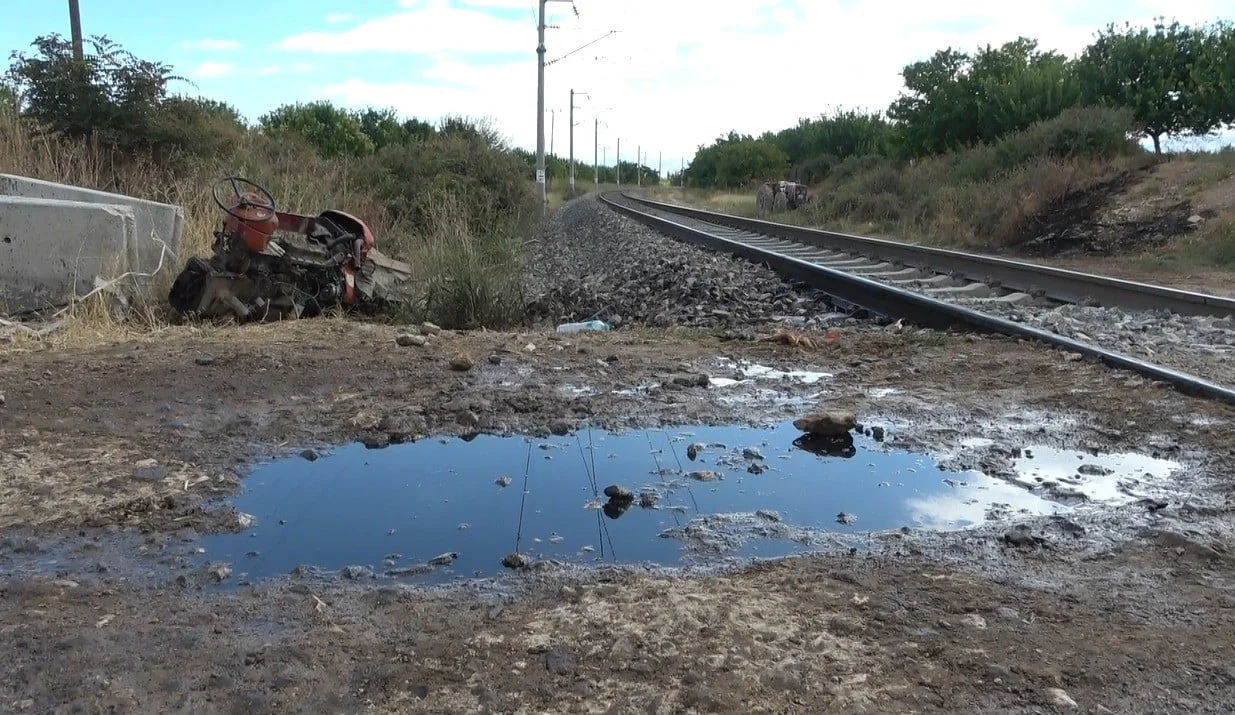 YEŞİLYURT İLÇESİNDE YÜK TRENİN ÇARPTIĞI TRAKTÖR İKİYE AYRILIRKEN, SÜRÜCÜ YARALANDI.