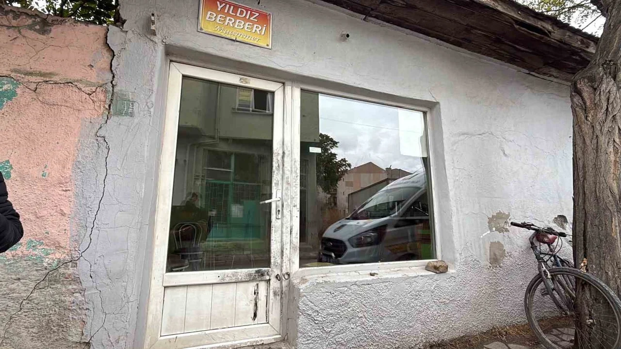 TEPEBAŞI İLÇESİNDE BİR BERBER DÜKKANININ KAPI KİLİDİ DEMİR KESME MAKASIYLA KIRILARAK PVC KAPI VE...