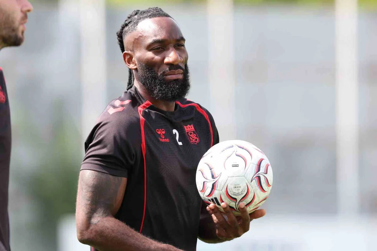 SİVASSPOR’DA BİR SAKATLIK ŞOKU DAHA YAŞANDI. KIRMIZI-BEYAZLI EKİPTE GABONLU FUTBOLCU AARON...