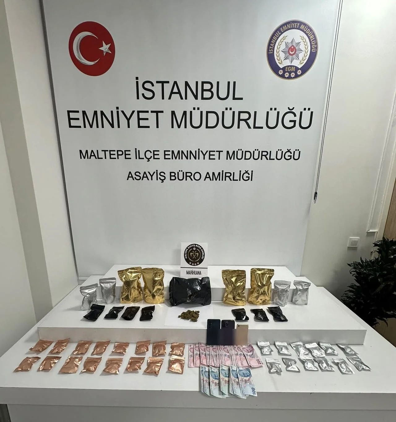 MALTEPE İLÇE EMNİYET MÜDÜRLÜĞÜ’NCE DÜZENLENEN UYUŞTURUCU OPERASYONUNDA BİR ZULA ARAÇTA 770 GRAM...
