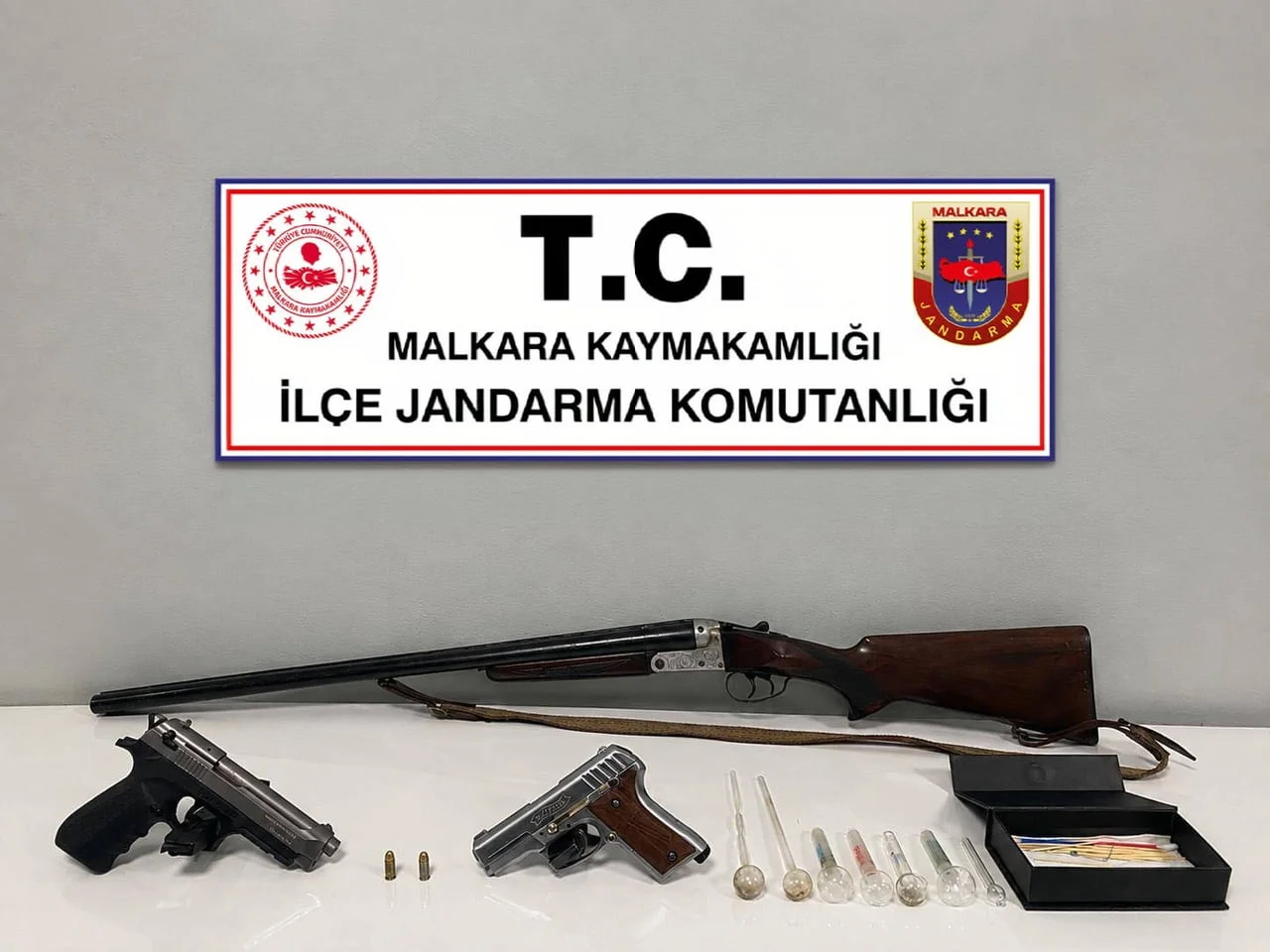 MALKARA’DA JANDARMA OPERASYONUNDA RUHSATSIZ SİLAH VE UYUŞTURUCU APARATLARI ELE GEÇİRİLDİ