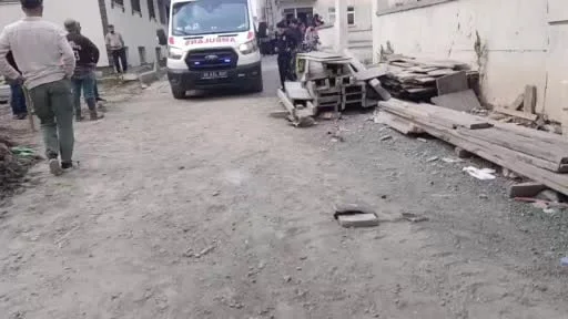 Kars’ta motosikletli saldırgan dehşeti: 1’i kadın 2 kişi silahla yaralandı