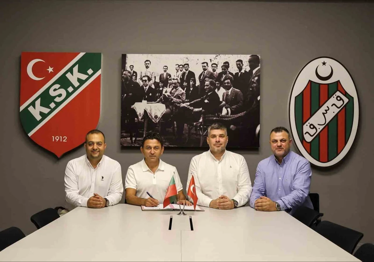 KARŞIYAKA’DA ZAFER UYSAL DÖNEMİ RESMEN BAŞLADI (ORTA SOLDAKİ ZAFER UYSAL- TİŞÖRTLÜ - ORTA SAĞDAKİ...