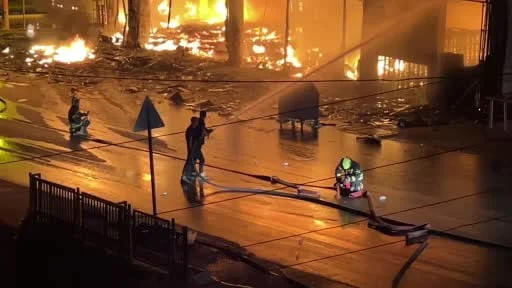 Mersin'deki mobilya mağazası yangını sürüyor