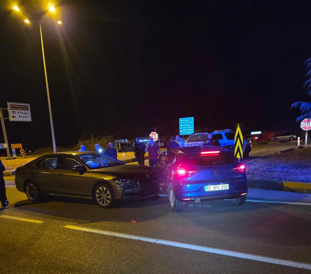 ANTALYA’NIN AKSEKİ İLÇESİNDE İKİ OTOMOBİLİN ÇARPIŞMASI SONUCU MEYDANA GELEN TRAFİK KAZASINDA, 2’Sİ...