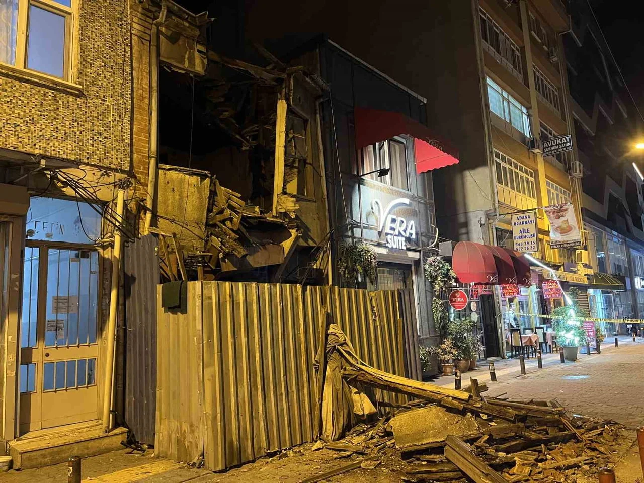 BAKIRKÖY’DE METRUK BİNANIN ÜST KATI SOKAĞA DOĞRU YIKILDI. BİNADAKİ KISMİ ÇÖKME ANI CEP TELEFONU...