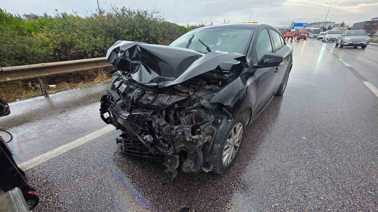 BANDIRMA’DA HAVA ÜSSÜ KAVŞAĞI’NDA RÜZGAR GÜLÜ GÖVDESİ TAŞIYAN AĞIR NAKLİYAT ARACINA OTOMOBİLİN...