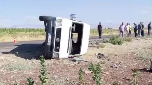 Tütün işçilerini taşıyan minibüs devrildi: 12 yaralı