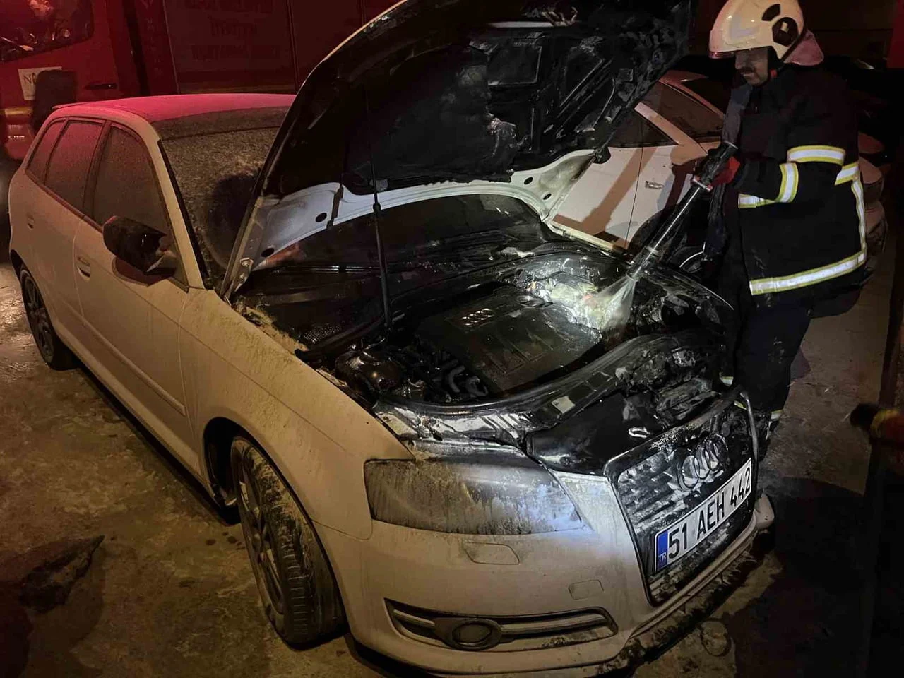 NİĞDE’DE BİR SİTENİN OTOPARKINDA PARK HALİNDEKİ OTOMOBİLDE ÇIKAN YANGIN İTFAİYE EKİPLEİ TARAFINDAN...