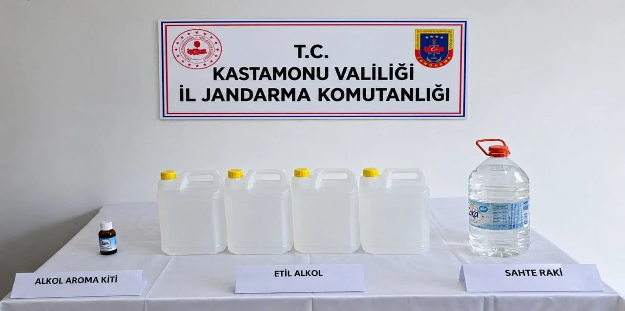 KASTAMONU İL JANDARMA KOMUTANLIĞI EKİPLERİNCE BİR ARAÇTA YAPILAN ARAMADA SAHTE İÇKİ VE ETİL ALKOL...