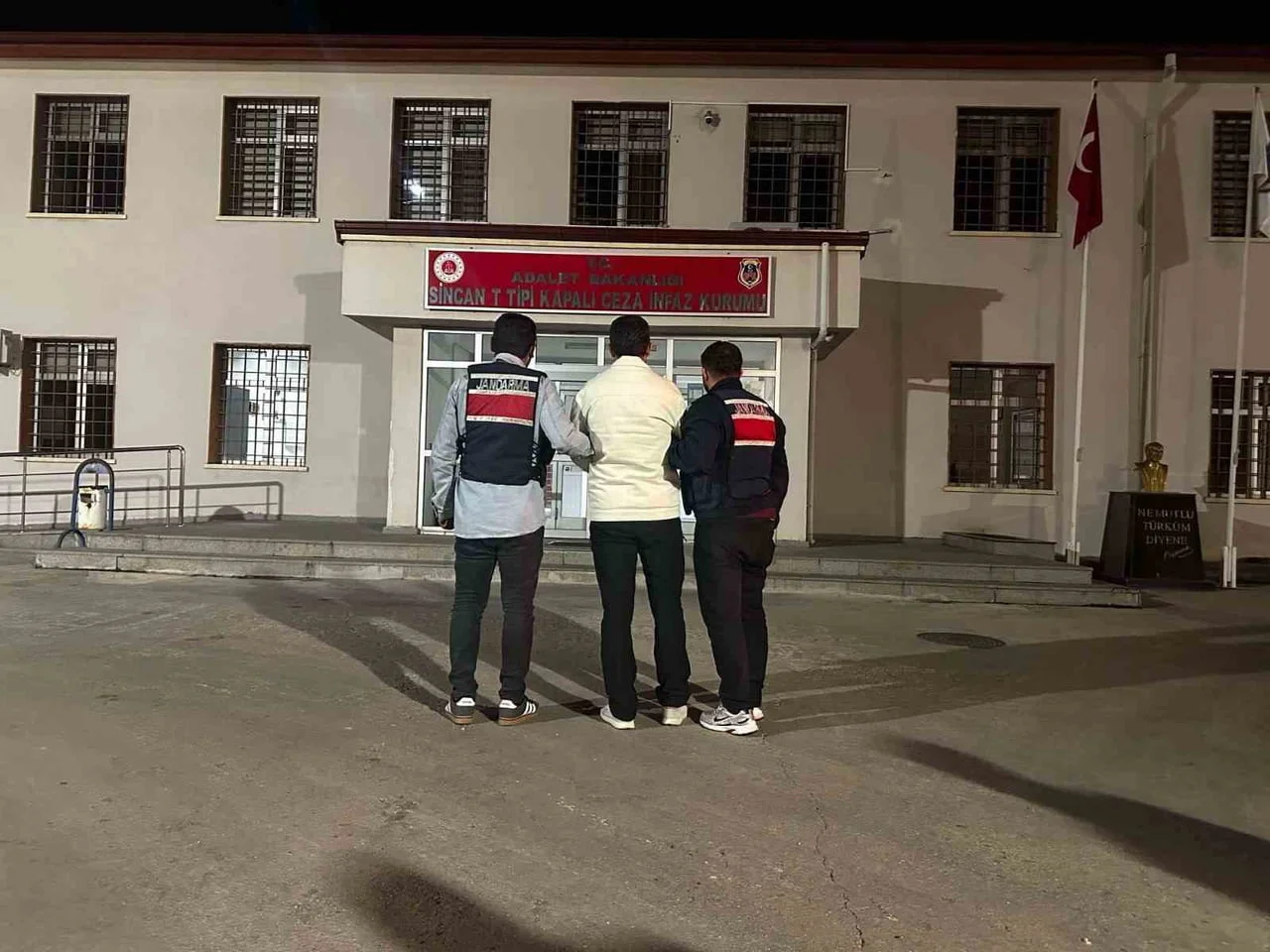 ANKARA’DA JANDARMA EKİPLERİNCE DÜZENLENEN OPERASYONDA, "SİLAHLI TERÖR ÖRGÜTÜNE ÜYE OLMA...