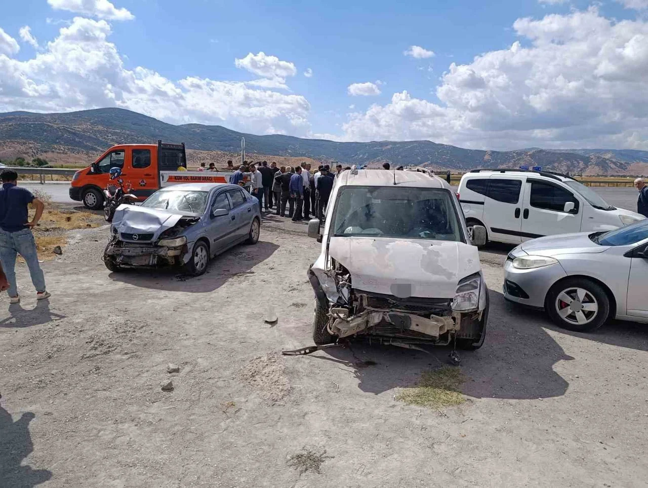 MUŞ’TA OTOMOBİL VE HAFİF TİCARİ ARACIN ÇARPIŞMASI SONUCU MEYDANA GELEN TRAFİK KAZASINDA 2 KİŞİ...