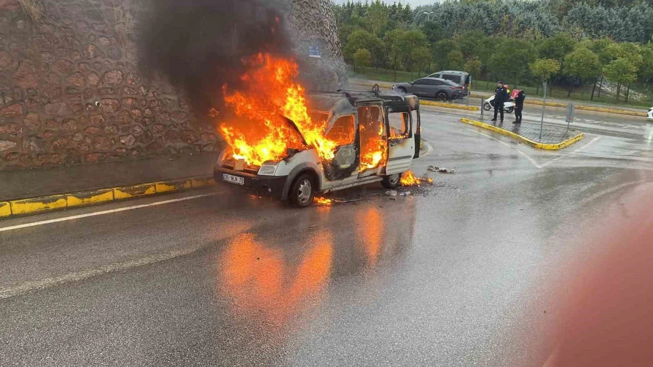 KOCAELİ’NİN KÖRFEZ İLÇESİNDE ALEVLERE TESLİM OLAN HAFİF TİCARİ ARAÇ TAMAMEN YANARAK KULLANILAMAZ...