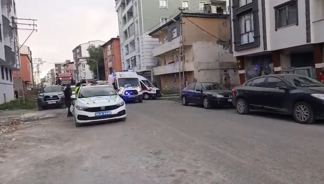 KARS'TA KİMLİĞİ HENÜZ BELİRLENEMEYEN MOTOSİKLETLİ BİR KİŞİ, 1'İ KADIN 2 KİŞİYİ SİLAHLA AYAĞINDAN...