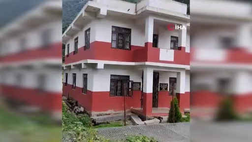 Nepal'de pazar günü meydana gelen selde bir hükümet binasının Daram Nehri'ne doğru yıkıldığı anın...