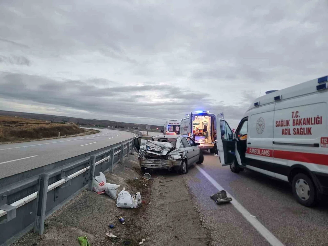 ÇORUM'UN ALACA İLÇESİNDE BARİYERLERE ÇARPAN OTOMOBİLDEKİ 5 KİŞİ YARALANDI. OLAY YERİNE GELEN...