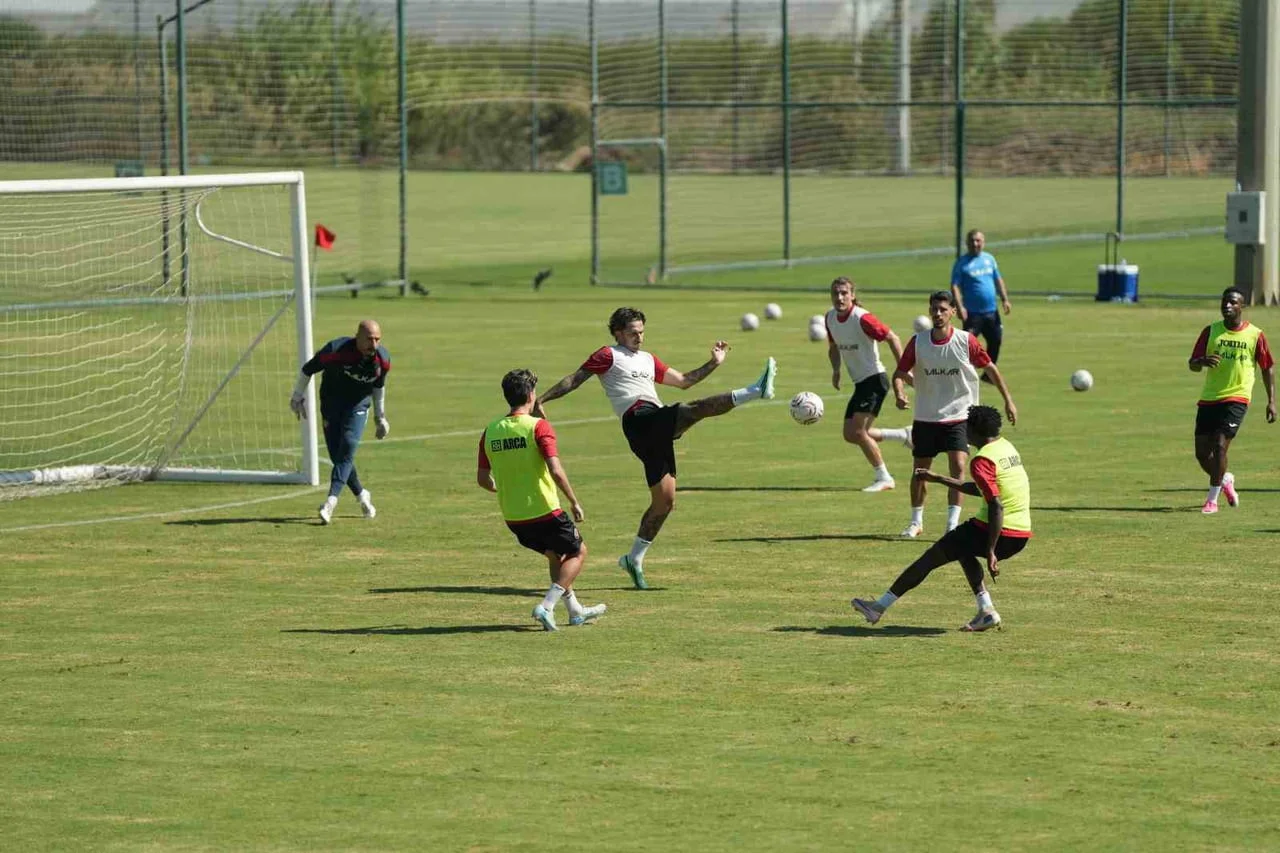 TRENDYOL SÜPER LİG EKİPLERİNDEN ÇORUM FK, ANTALYA'DAKİ KAMP ÇALIŞMALARINA ÇİFT ANTRENMANLA DEVAM...