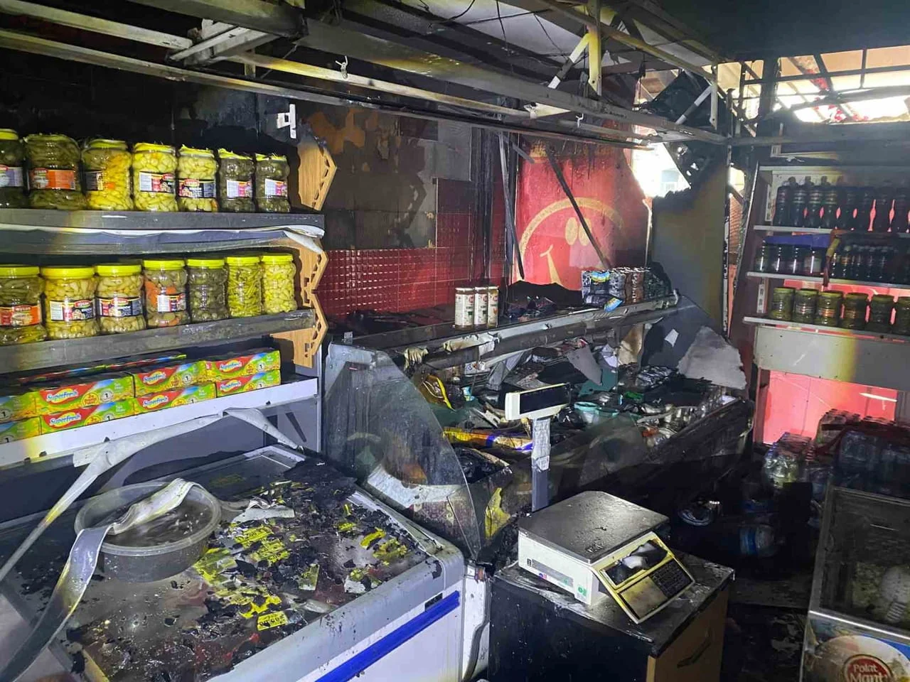 KOCAELİ'DE MARKETİN DEPOSUNDA YANGIN ÇIKTI, ÜRÜNLER ZARAR GÖRDÜ