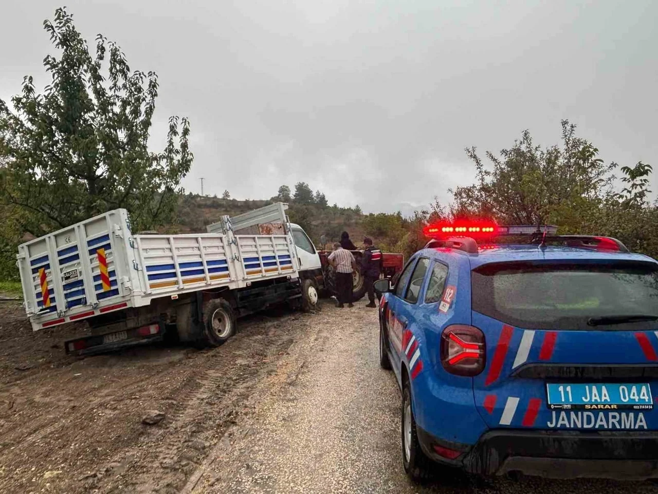 BİLECİK’TE ÇAMURA SAPLANAN KAMYONET TRAKTÖRLE ÇIKARILDI