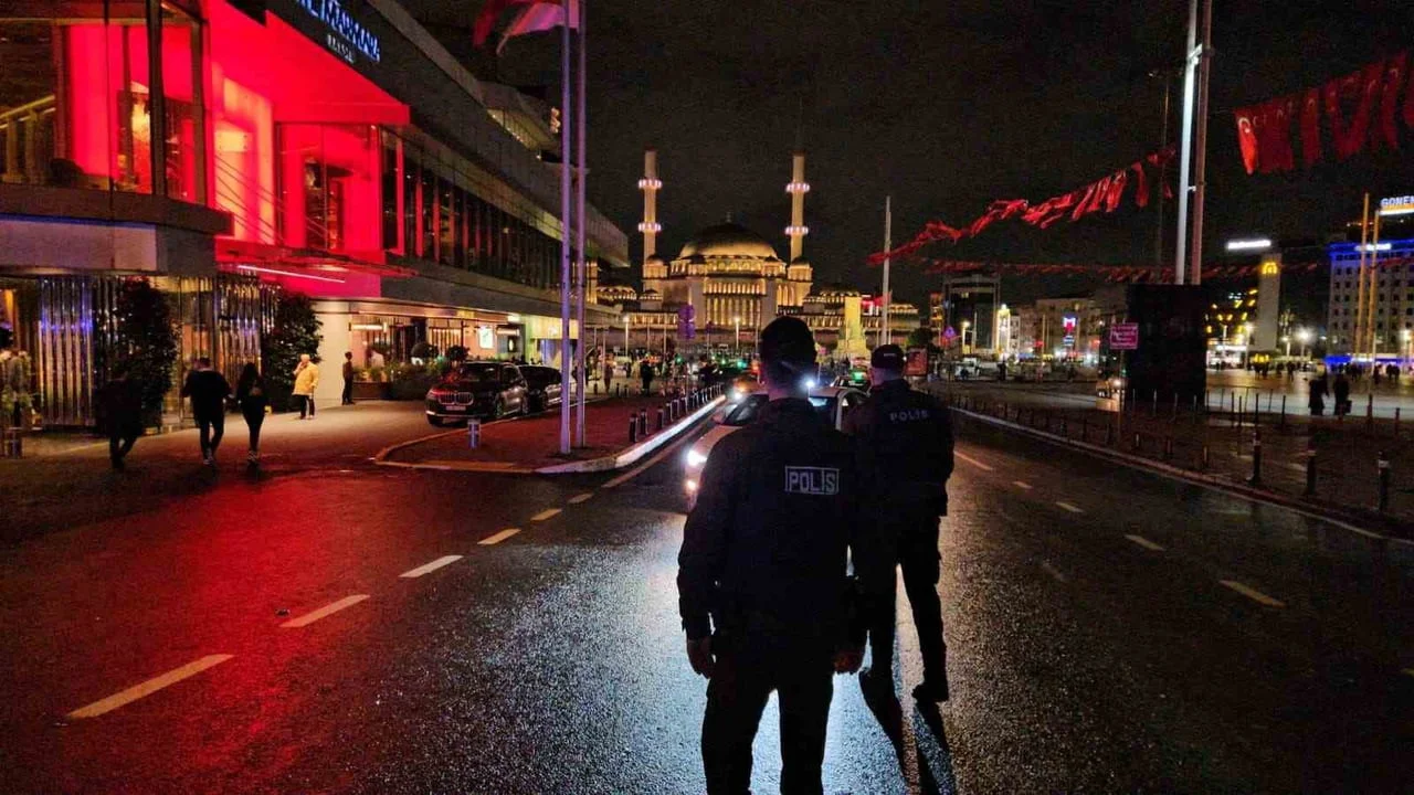İSTANBUL EMNİYET MÜDÜRLÜĞÜ EKİPLERİ TARAFINDAN İL GENELİNDE, ‘HUZUR İSTANBUL’ ADLI ASAYİŞ DENETİMİ...