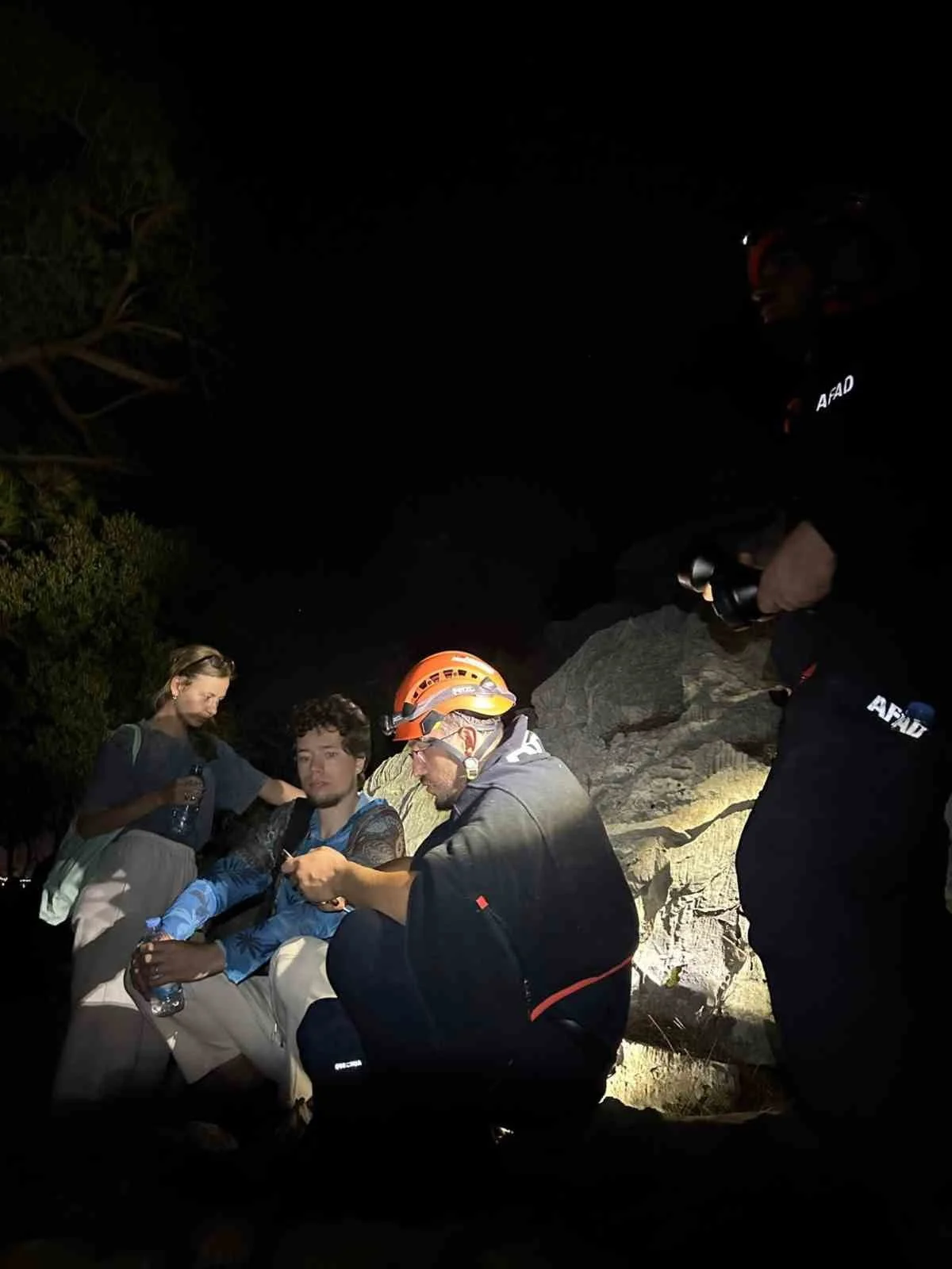 ANTALYA’DA YÜRÜYÜŞ İÇİN ÇIKTIKLARI ORMANLIK ALANDA YOLLARINI KAYBEDEN 2 RUS TURİST AFAD...